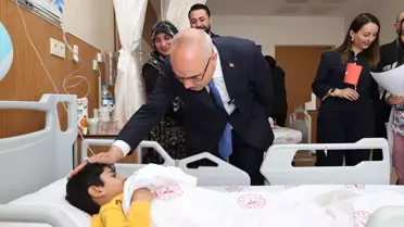 Ağrı Valisi Koç, hastanede tedavi gören çocukların bayramını kutladı Açıklaması