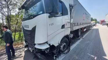 Tır bariyerlere çarptı, ulaşım aksadı