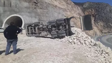 Taş Yüklü Kamyon Devrildi, Sürücü İyi