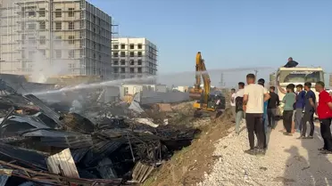Kırıkhan'da İnşaat Depo Yangını