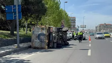 Küçükçekmece'de Kamyon Devrildi: 2 Yaralı