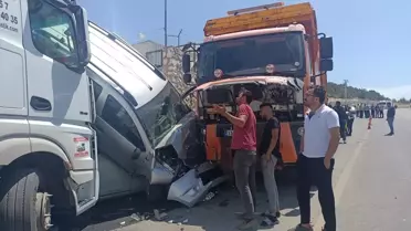 Silifke'de Kontrolden Çıkan Kamyon Park Halindeki Araçlara Çarptı
