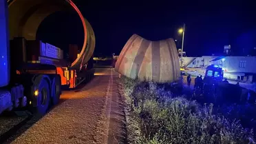 Mersin'de Tır ile Hafif Ticari Araç Çarpıştı