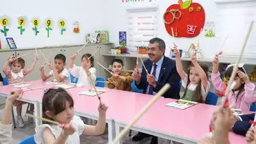 Bakan Tekin Türkmenistan'da Okulu Ziyaret Etti