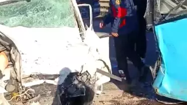 Diyarbakır'da Otomobil ve Belediyeye Ait Otobüs Çarpıştı: 1 Ölü, 4 Yaralı