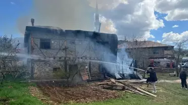 Saimbeyli'de Yangın: İki Katlı Ev Yandı