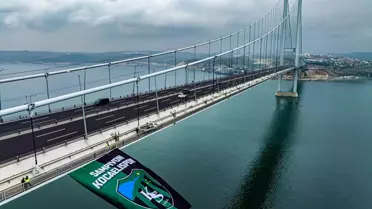 Kocaelispor'un Bayrağı Osmangazi Köprüsü'nde Dalgalanıyor