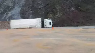Suşehri'nde Kamyon Devrildi, Sürücü Yaralandı