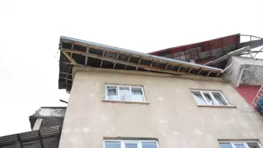 Van'da Şiddetli Rüzgar Evlerin Çatısını Uçurdu