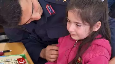 Şehitler Haftası'nda duygulandıran ziyaret: Türk bayrağı hediye edilen öğrenci gözyaşlarına hakim olamadı