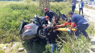 Antalya'da Trafik Kazası: Otomobil Bariyerlere Çarpıp Sulama Kanalına Düştü