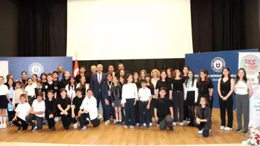 Efeler Sanat Festivali'nde Gençlerin Performansı