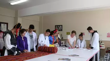 Öğrenciler Kostüm Tasarlayıp Kiralıyor