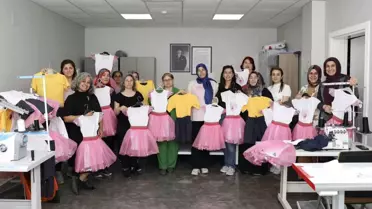 Mersin'de Dikiş Kursu Öğrencileri 23 Nisan İçin Çocuk Kıyafetleri Dikti