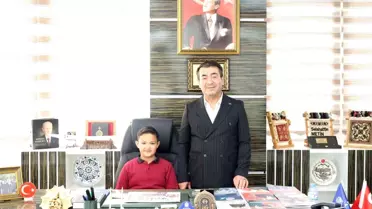 Başkan Metin koltuğunu şehit yeğenine devretti