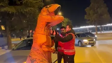 Dinozor Kostümüyle Tanınan Genç Motosiklet Kazası Geçirdi