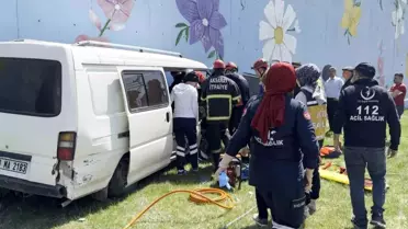 Aksaray'da Lastiği Patlayan Minibüs Kaza Yaptı: 5 Yaralı
