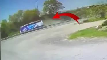 Ölümlü kaza kamerada, yolcu otobüsü düz yolda böyle devrildi