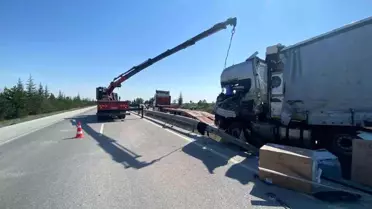 Afyonkarahisar'da Tır Devrildi: 2 Yaralı