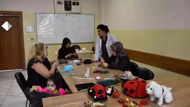 Naylon Poşetlerden Renkli Çantalar: Geri Dönüşüm Kursunda Kadınların El Emeği