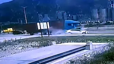 Kör Nokta Kazası: Tır Otomobili Sürükledi