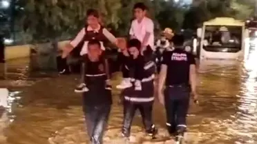 Adana'da Selde Mahsur Kalan Çocuklar Kurtarıldı