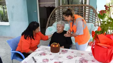 Kuşadası'nda 80 Yaşındaki Bilge Eltez'e Sürpriz Doğum Günü Kutlaması