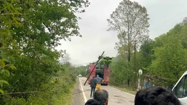 Tır İnternet Tellerine Takıldı, Yol Kapandı