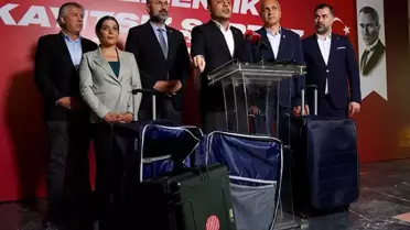 Kameralar önünde açtı! Özgür Çelik sır valizlerin içinde ne olduğunu açıkladı