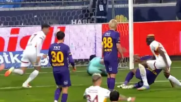 Osimhen'in Caner Erkin'i hareketsiz bıraktığı an