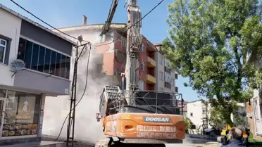 Sancaktepe'de Metruk Bina Yıkıldı