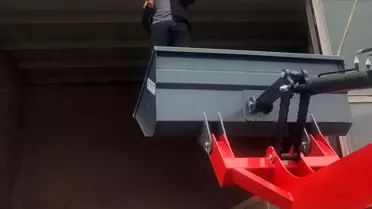 Güvercin İş Yerinin Penceresine Sıkıştı