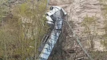 Uçuruma Düşen Tırın Sürücüsü Hafif Yaralı