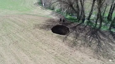 Sivas'ta Tarlada Dev Obruk Oluştu