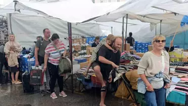 Yağmura Rağmen Turistlerin Pazar Keyfi