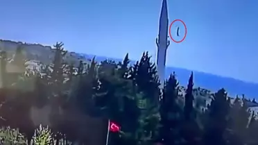 İstanbul depreminde cami minaresinin alemi böyle düştü