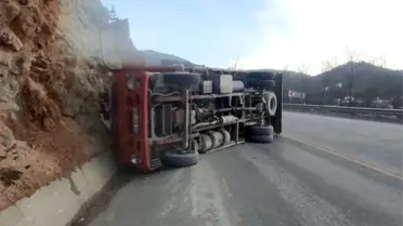 Küre'de Meyve Sebze Yüklü Kamyon Devrildi