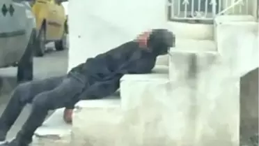 Adana'da uyuşturucu bağımlısı merdivenlerde sızdı