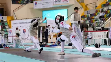 Balıkesir'de sporcular eskrimde şampiyonluk için yarışıyor