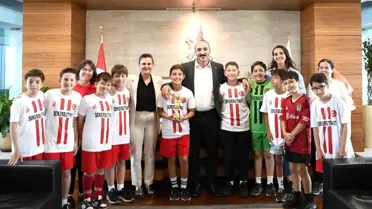 Başkan Kotan, 23 Nisan Futbol Turnuvası Şampiyonlarını Makamında Ağırladı