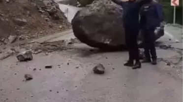 Gümüşhane'de Heyelan: Dev Kaya Yolu Kapatıp Arkadaş Grubunu Tehlikeye Sürükledi