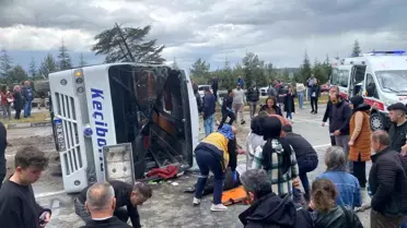 Isparta'da Midibüs Devrildi, Yolcular Yaralandı