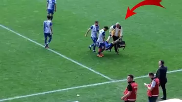 Amatör Lig'de ilginç anlar! Sakatlanan futbolcu sedye yerine elle taşındı
