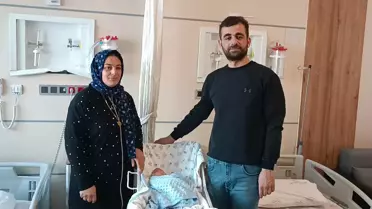 16 Günlük Bebek Badem Şekerine Takıldı