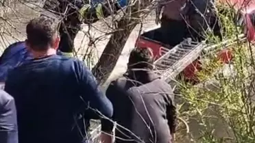 Dereye Uçan Otomobilin Sürücüsü Kurtarıldı