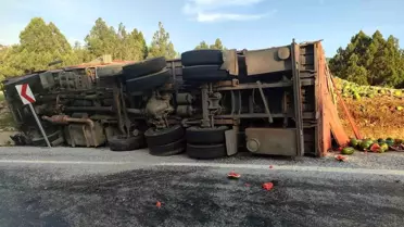 Antalya'da Karpuz Yüklü Kamyon Devrildi