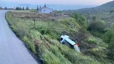 Bilecik'te Kamyonet Şarampole Yuvarlandı
