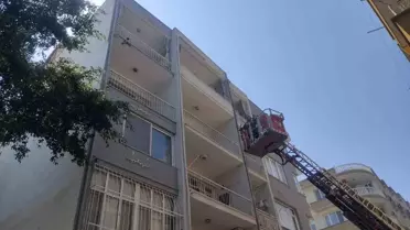 İskenderun'da İtfaiye Ekipleri Mahsur Kalan Güvercini Kurtardı