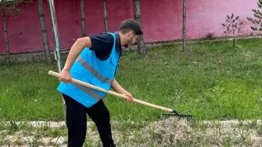 Alucra'daki şehitlikte yüksekokul öğrencilerinden temizlik ve çevre düzenlemesi