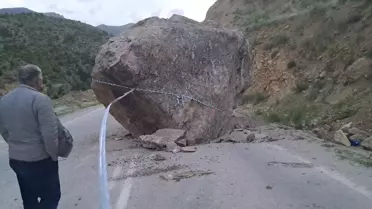 Artvin'de Kaya Düşmesi Ulaşıma Engel